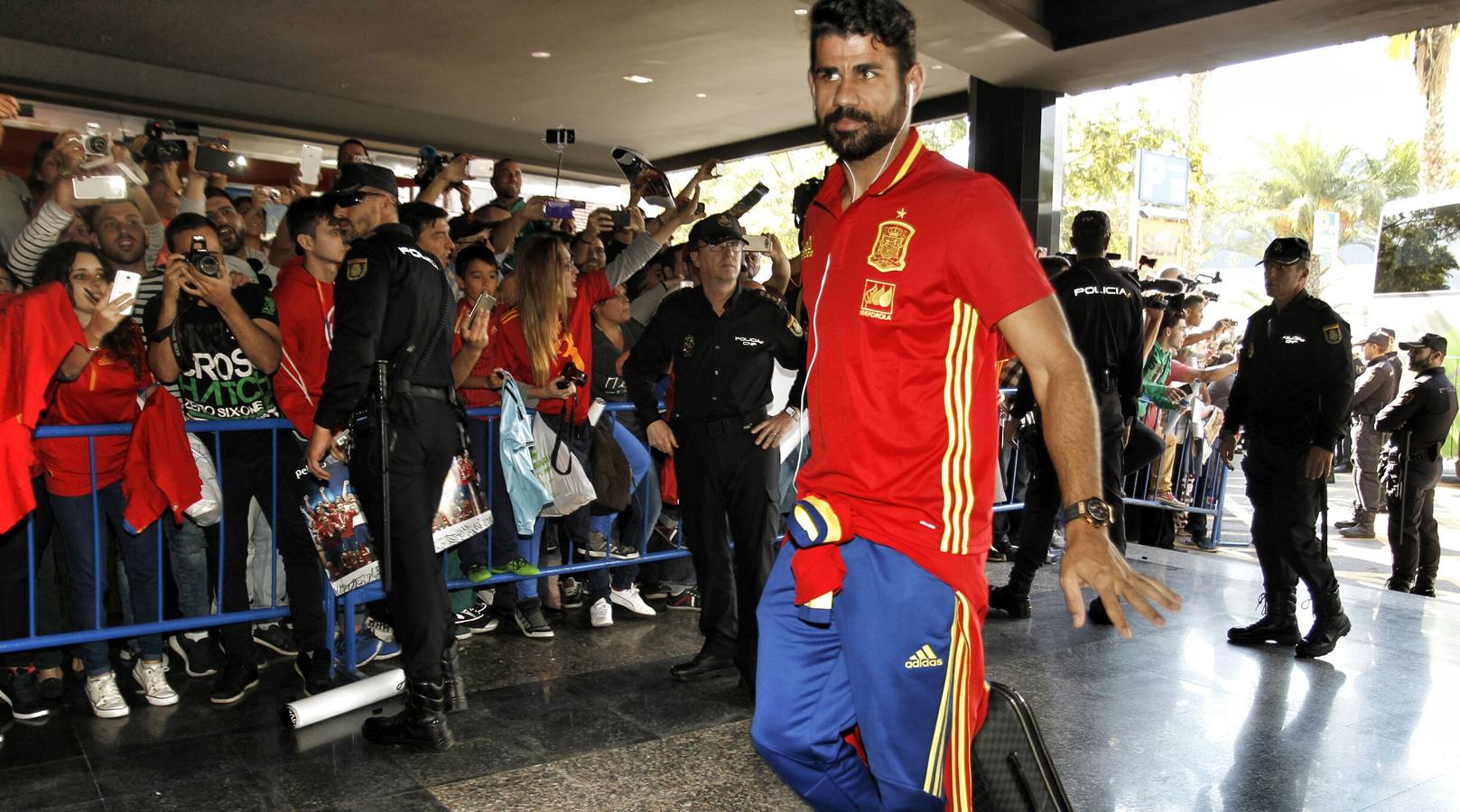 Aficionados reciben a la selección española en Alicante