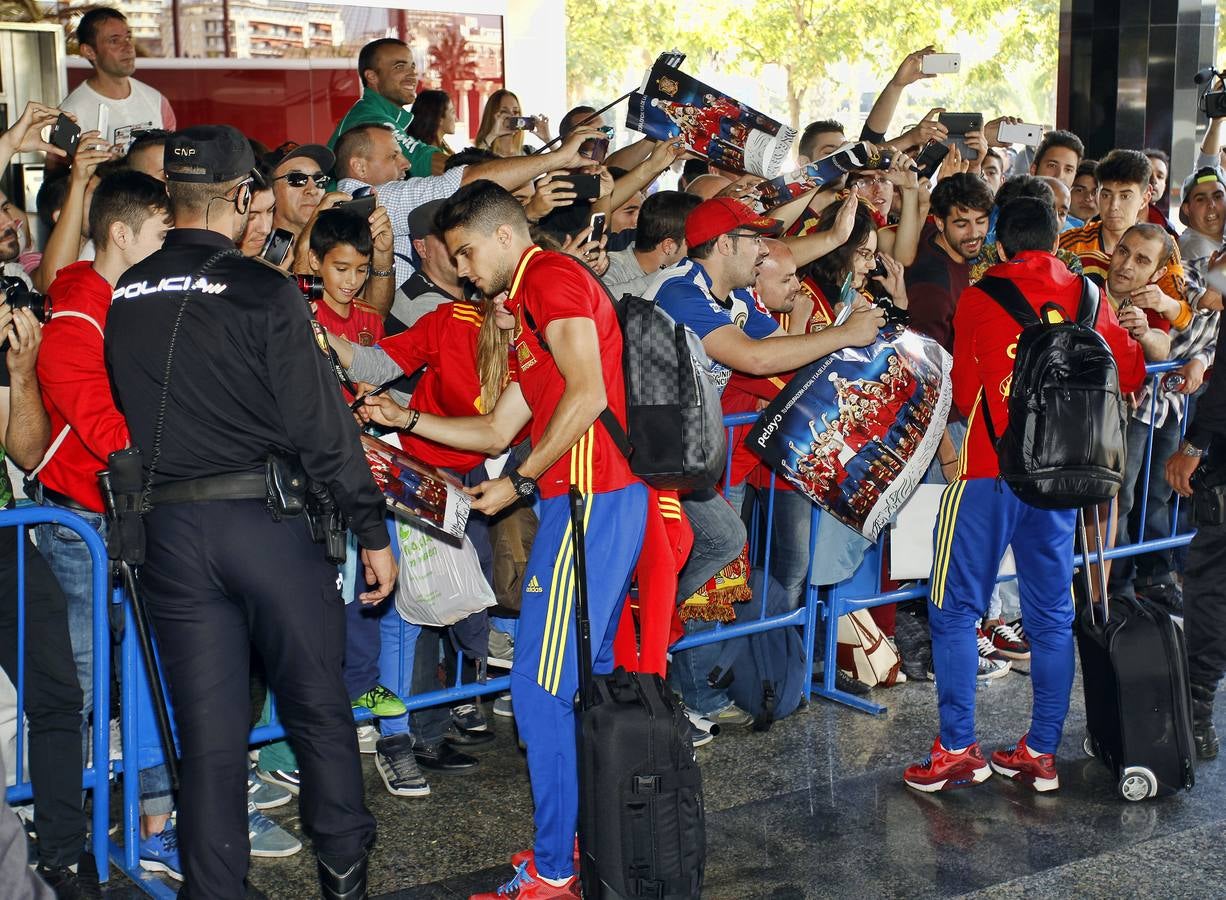 Aficionados reciben a la selección española en Alicante