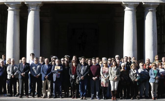 Un gran número de personas guardan un minuto de silencio en la Plaza del Ayuntamiento de Valencia. 