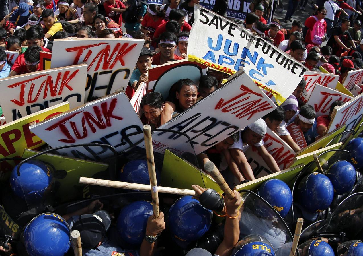 Protestas en la cumbre de APEC. Manifestantes se enfrentan con la policía en una protesta contra la cumbre de APEC hoy, jueves 19 de noviembre de 2015, en Manila (Filipinas). Los cuatro países latinoamericanos que participan en la XXIII Cumbre de Líderes del APEC que hoy comenzó en Manila están aprovechando su participación en el Foro de Cooperación Económica Asia Pacífico para reforzar su posición y la de la región. Los presidentes de México, Coolombia, Perú y Chile han tomado conciencia de la importancia de que por primera vez cuatro economías latinoamericanas acudan unidas a un foro multilateral en el que participan 21 países, entre ellos las tres principales potencias mundiales (Estados Unidos, China y Japón).