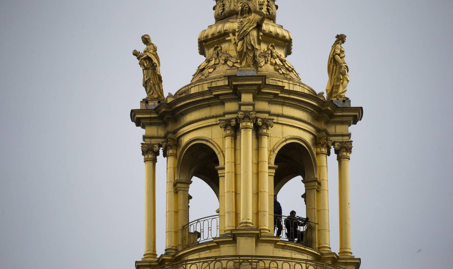 Un francotirador protege al presidente francés François Hollande mientras asiste a una ceremonia en el palacio nacional de Los Inválidos en París. Un francotirador protege al presidente francés François Hollande (no en la imagen) mientras asiste a una ceremonia en el palacio nacional de Los Inválidos en París, Francia hoy 19 de noviembre de 2015. Hollande presidirá un nuevo consejo de Defensa con miembros del Ejecutivo para hacer balance de la situación interior y exterior tras los atentados del pasado viernes en París.