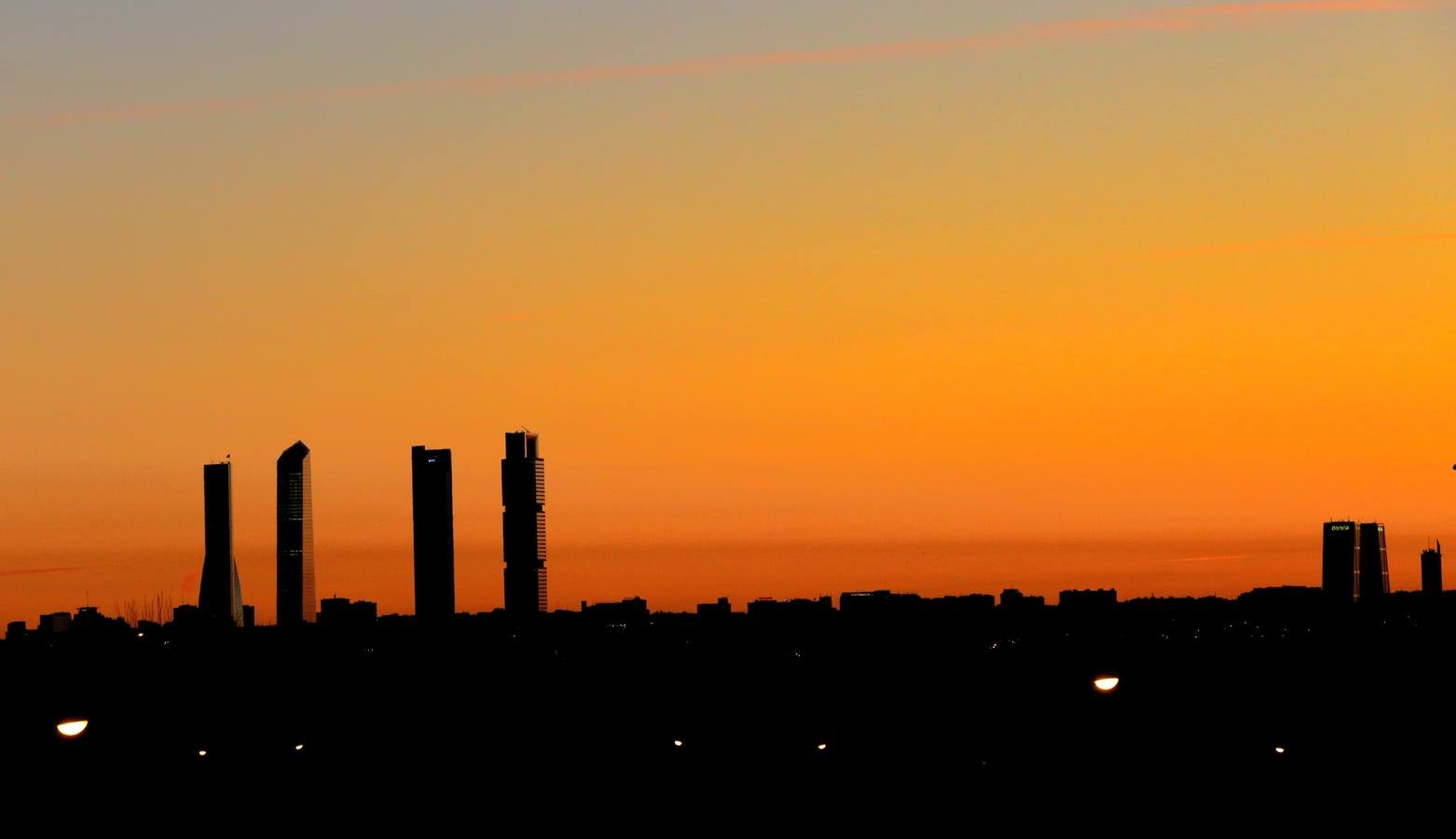 Contaminación en Madrid. Vista general del parque empresarial Cuatro Torres de Madrid a primera hora de hoy. Aunque la 'boina' persiste por el buen tiempo, los niveles de dióxido de nitrógeno han caído y la ciudad de Madrid encadena hoy una semana sin restricciones al tráfico por contaminación.