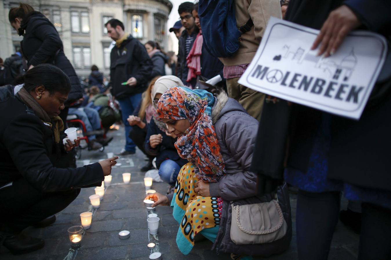 Residentes del barrio bruselense de Molenbeek se manifiestan en contra de los atentados de París. Miles de residentes del barrio -distrito comunal- bruselense de Molenbeek se manifiestan en contra de los atentados de París y a favor del barrio en la capital belga hoy 18 de noviembre de 2015. Muchos atentados yihadistas cometidos en suelo europeo en la última década, desde los ataques del pasado viernes en París a los del 11M, tienen un punto en común: Bélgica, país al que se acusa de servir de refugio a islamistas radicales y de ser demasiado laxo en la lucha contra el tráfico de armas. Dentro del país hay en particular un pequeño distrito comunal, Molenbeek, situado al oeste de la ciudad de Bruselas, con un gran porcentaje de inmigrantes de origen magrebí, que ha servido de base a muchos de los yihadistas que han cometido atentados.