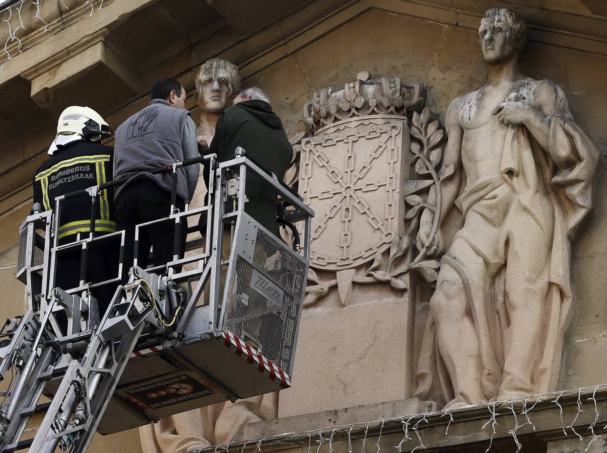 La Institución Cultural Príncipe de Viana estudia como retirar la estelada franquista. Técnicos de la Institución Cultural Príncipe de Viana inspeccionan la laureada franquista situada en el friso del Palacio de Navarra para quitarla en cumplimiento de la Ley de Memoria Histórica aprobada en el 2013. El gobierno de Navarra ha incluido en el anteproyecto de presupuestos generales para 2016 una partida económica para proceder a su retiro.