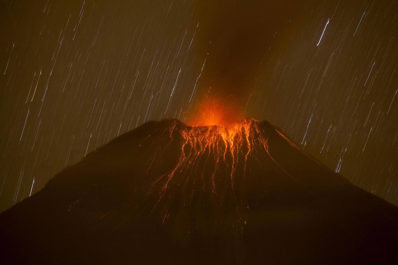 Registran un nuevo incremento de actividad en el volcán Tungurahua. Fotografía del volcán Tungurahua en actividad hoy, jueves 19 de noviembre de 2015, desde Cotaló, en el centro de Ecuador. El volcán Tunguragua registró en las últimas horas un nuevo incremento de su actividad caracterizada por la emisión de columnas de vapor de agua con una carga de ceniza, informó el Instituto Geofísico (IG) de la Escuela Politécnica Nacional.