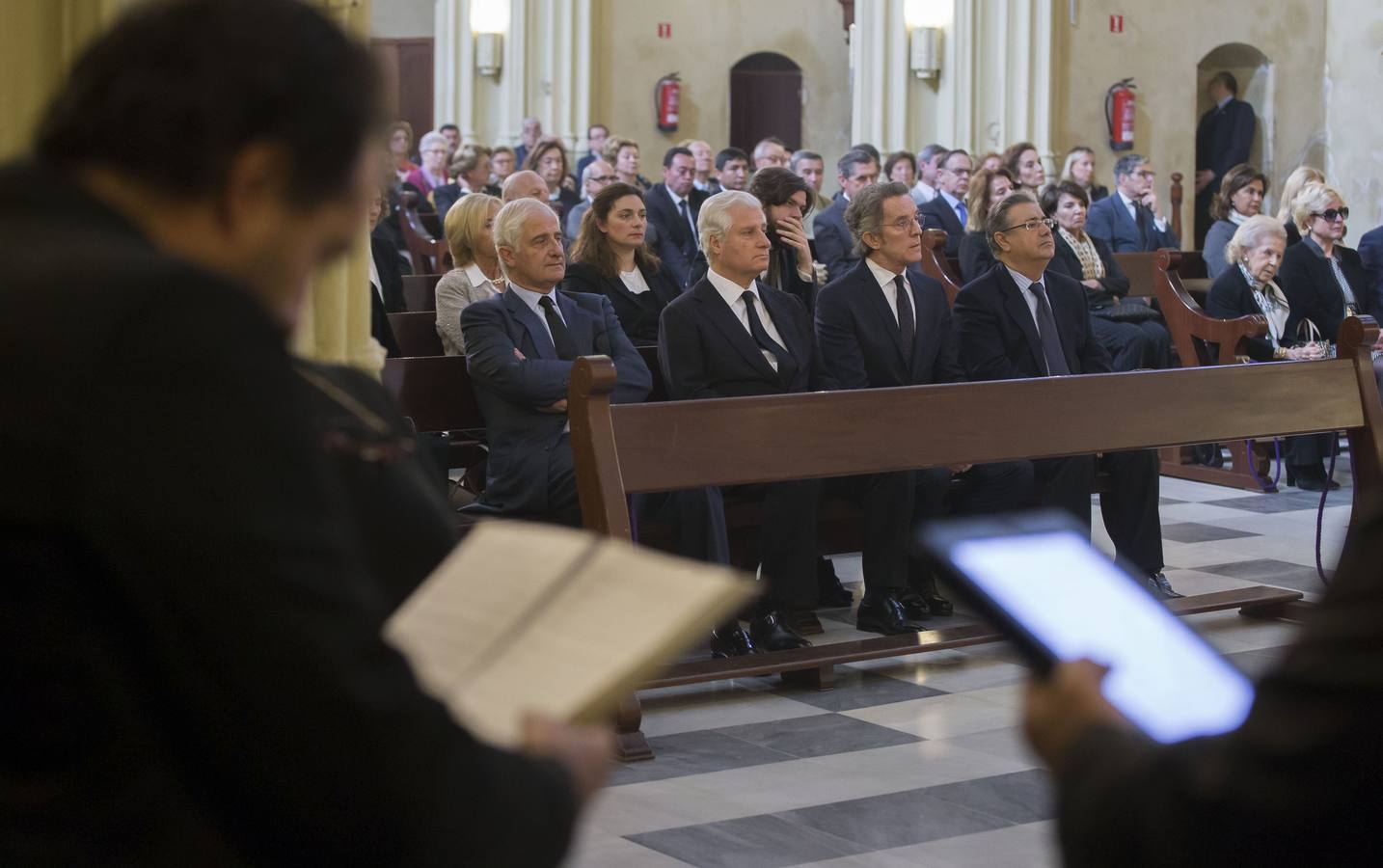 Momento de la misa de cabo de año celebrada al mediodía del viernes en la capilla de la hermandad de Los Gitanos en Sevilla.