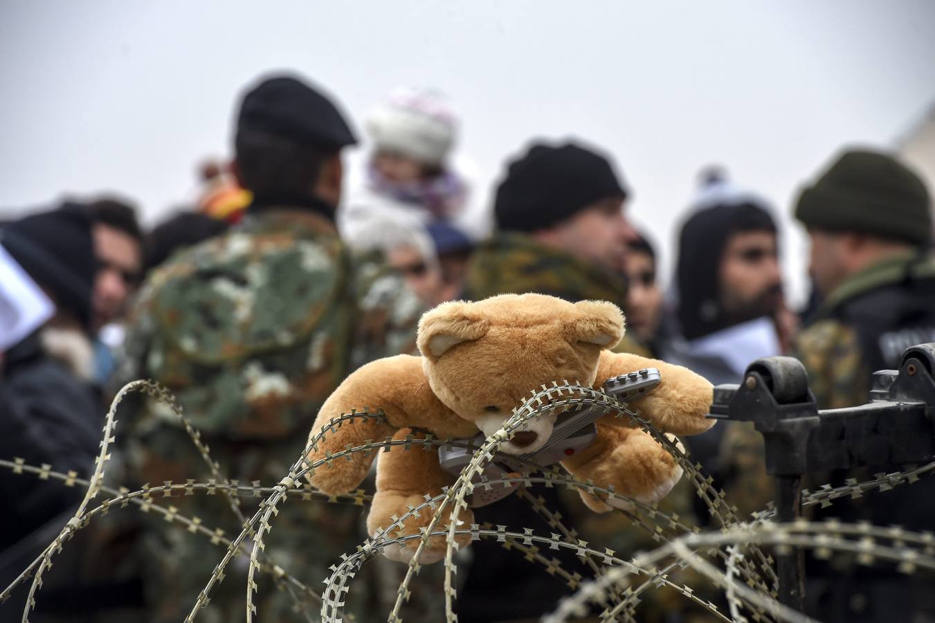 Los gobiernos de Macedonia, Servia y Croacia han comenzado a restringir el acceso a los migrantes. Detalle de un osito de peluche atrapado en el alambre de espino que marca la frontera entre Grecia y Macedonia, cerca de Gevgelija (Macedonia) hoy, 20 de noviembre de 2015. Varios soldados macedonios intentan contener a los refugiados que aguardan permiso para cruzar la frontera. El gobierno de Macedonia ha concedido el paso por la ruta de los Balcanes solo a los refugiados provinientes de Siria, Irak o Afganistán en un intento de reducir la afluencia de migrantes que estan llegando a la Unión Europea.