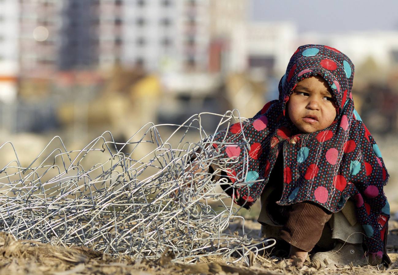 Personas desplazadas internamente en Kabul. Una niña afgana, en un campamento para personas internamente desplazadas en las afueras de Kabul, Afganistán, hoy 20 de noviembre de 2015. El Alto Comisionado de las Naciones Unidas para los Refugiados (ACNUR) prevé que la cifra de personas internamente desplazadas podría llegar a 900.000 de aquí a finales de año.