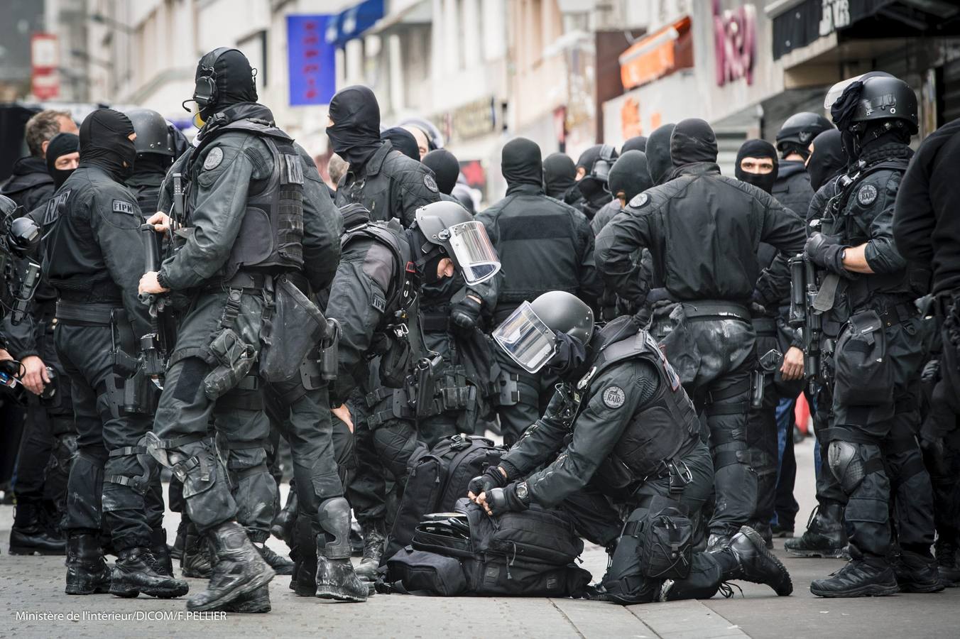 La policía descubre otro yihadista muerto en el asalto al piso de Saint Denis, en Francia. Imagen proporcionada por el ministerio del Interior francés hoy 20 de noviembre 2015, que muestra a miembros de la Brigada de Investigación e Intervención durante el asalto en Saint Denis, cerca de París, Francia, el pasado 18 de noviembre. La policía francesa confirmó hoy que en el apartamento de Saint Denis donde murió el presunto cerebro de los atentados de París, el belga Abdelhamid Abaaoud, fallecieron otros dos terroristas: una mujer identificada como Hasna Aitboulahcen y un tercer yihadista cuya identidad aún se desconoce.