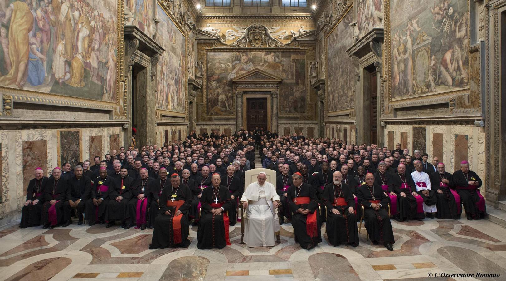 Audiencia del Papa Francisco con la Congregación para el Clero. Imagen facilitada por el diario de la Santa Sede, L'Osservatore Romano, que muestra al papa Francisco (c) durante una audiencia con la Congregación para el Clero en Ciudad del Vaticano, hoy 20 de noviembre 2015.