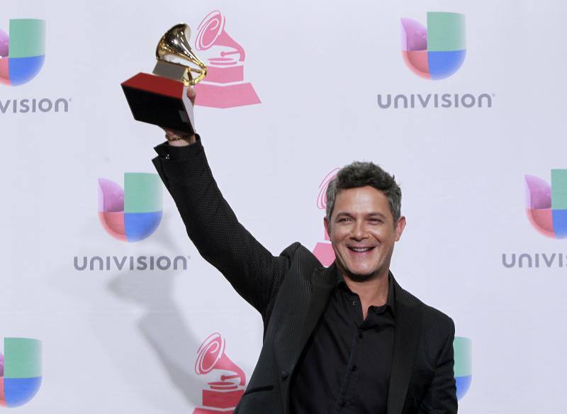 Alejandro Sanz muestra su nuevo gramófono.