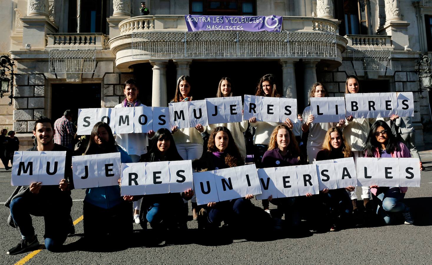 Un grupo de mujeres y hombres conmemora, junto a instituciones públicas y entidades feministas el Dia Internacional contra la violencia machista, que este año ha causado la muerte de nueve mujeres en la Comunidad Valenciana.