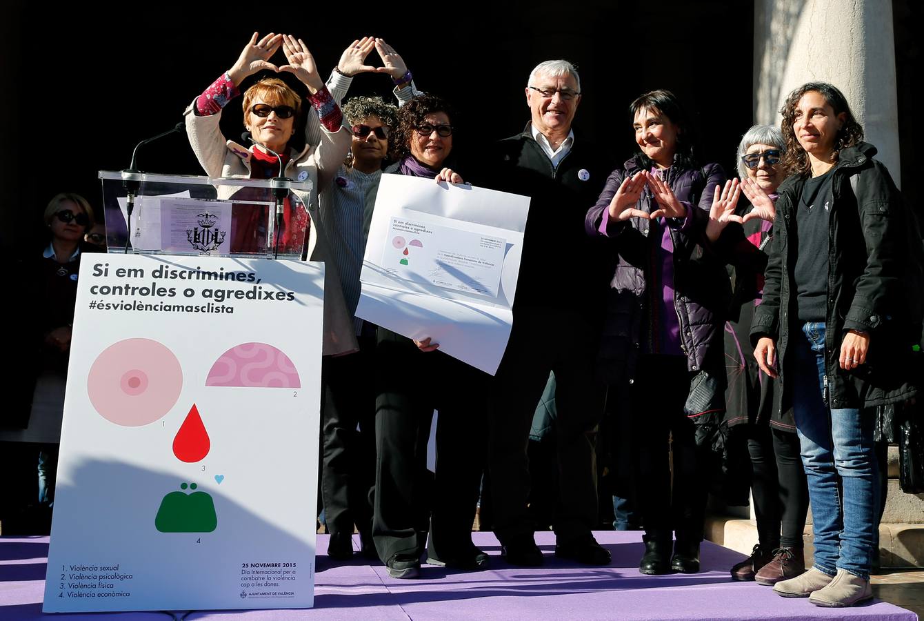 El alcalde de Valencia, Joan Ribó conmemora, junto a instituciones públicas y entidades feministas el Dia Internacional contra la violencia machista, que este año ha causado la muerte de nueve mujeres en la Comunidad Valenciana.