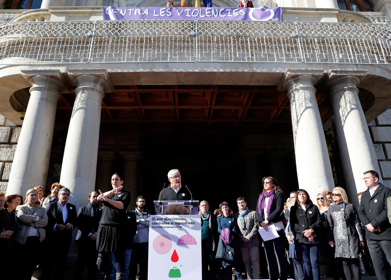 El alcalde de Valencia, Joan Ribó conmemora, junto a instituciones públicas y entidades feministas el Dia Internacional contra la violencia machista, que este año ha causado la muerte de nueve mujeres en la Comunidad Valenciana.