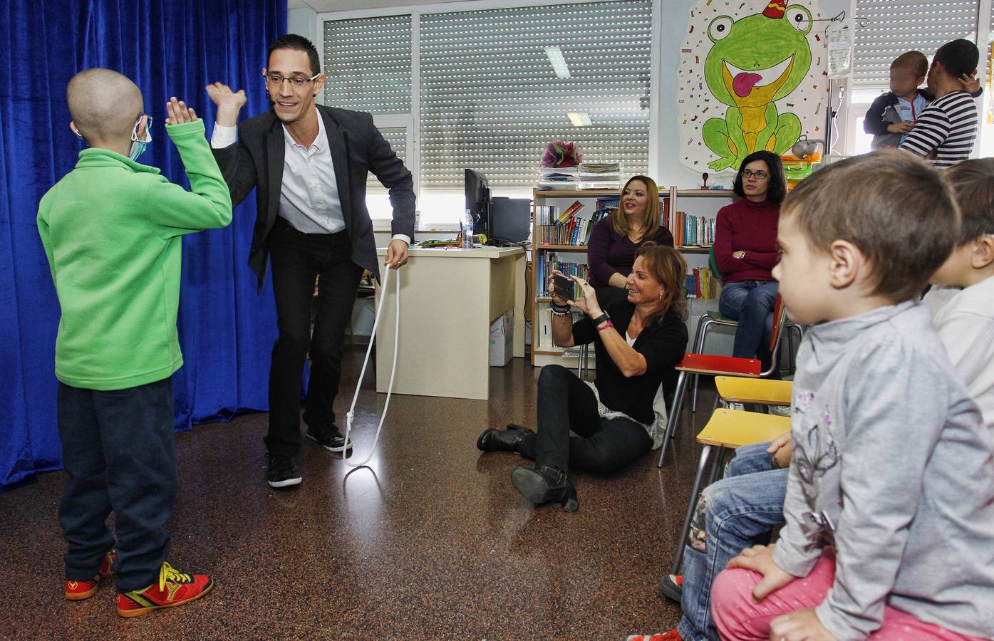 La Caixa y Cruz Roja organizan una fiesta de magia para niños ingresados en el Hospital de Alicante