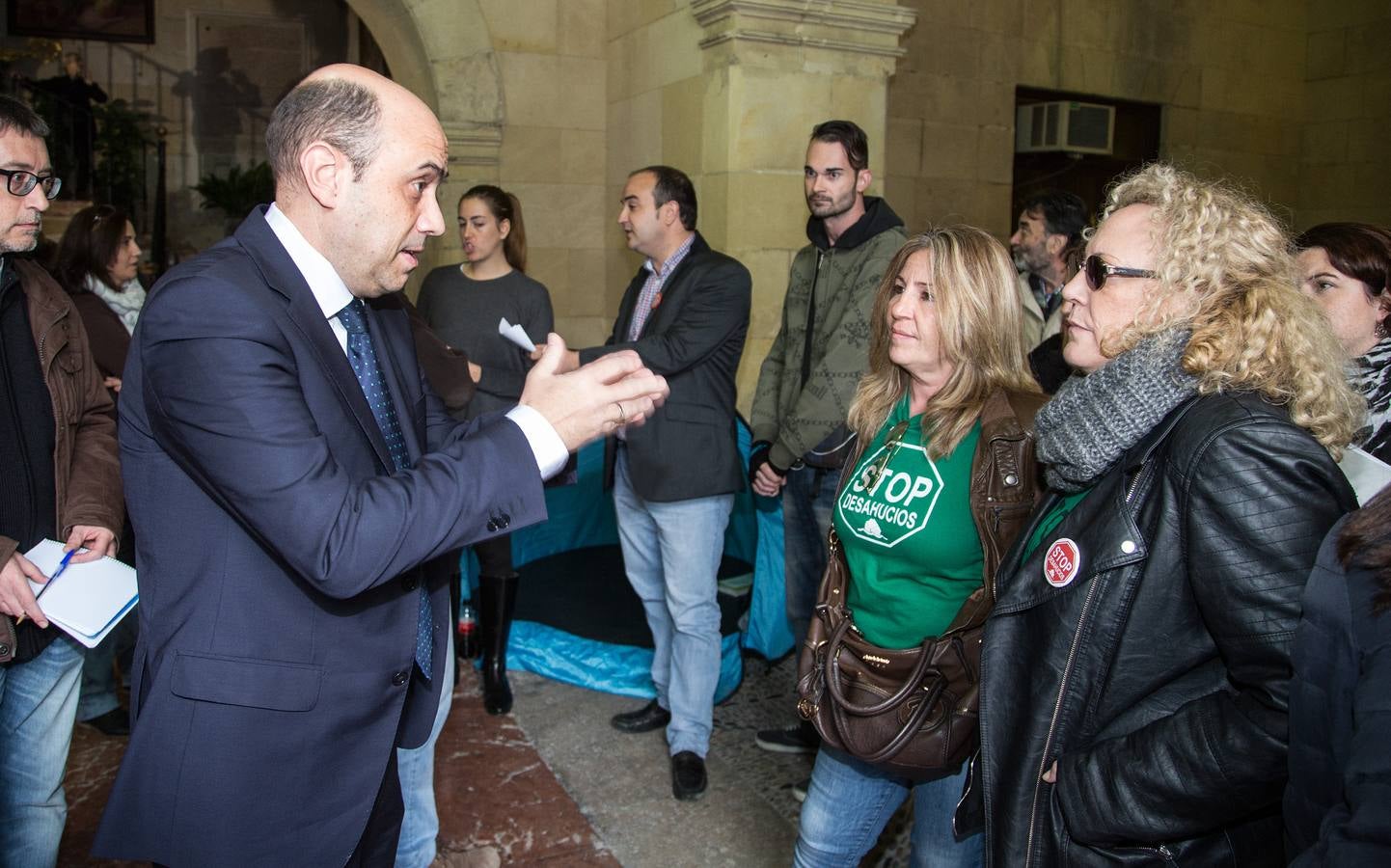 Stop Desahucios acampa en el Ayuntamiento de Alicante