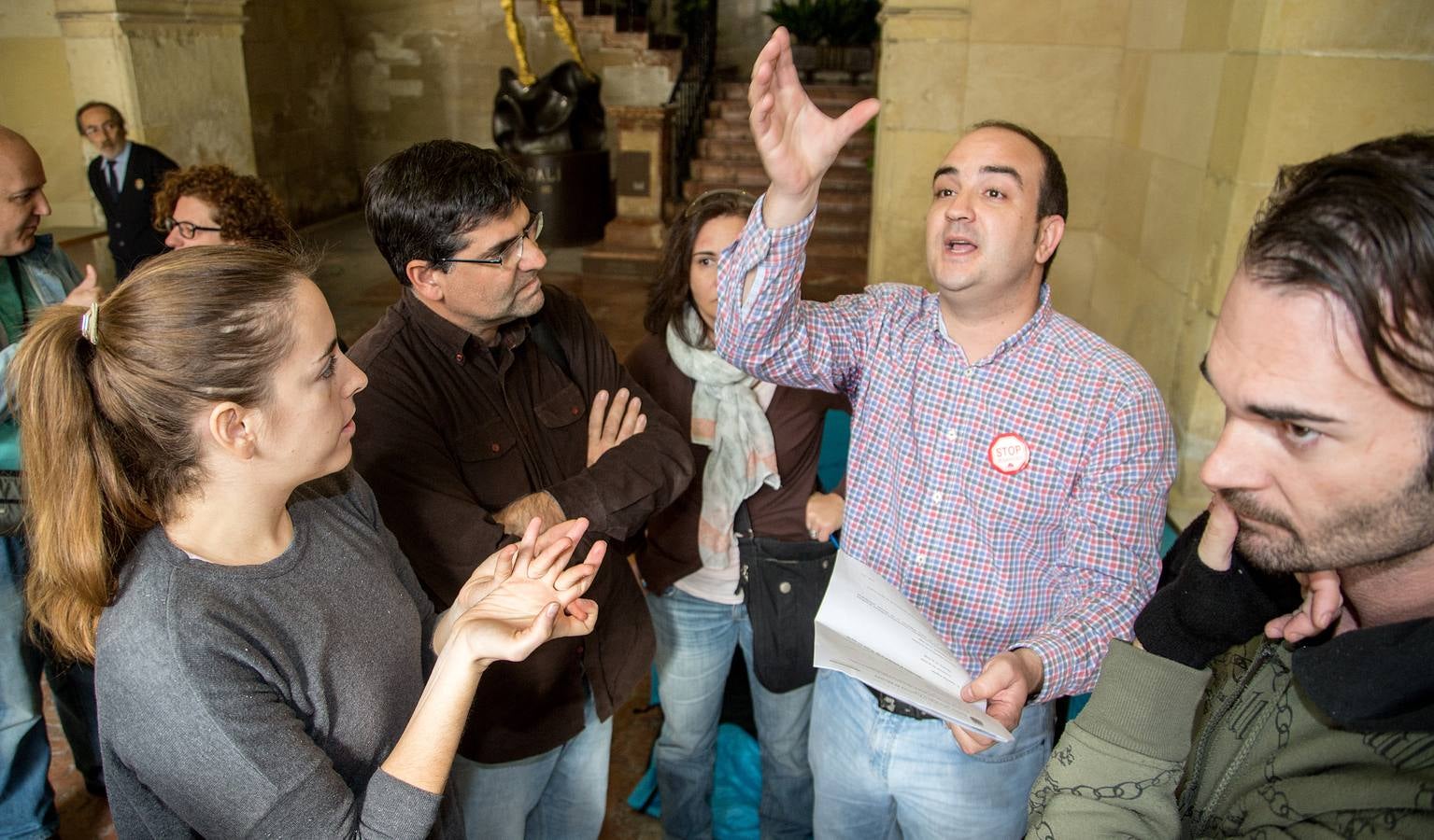 Stop Desahucios acampa en el Ayuntamiento de Alicante