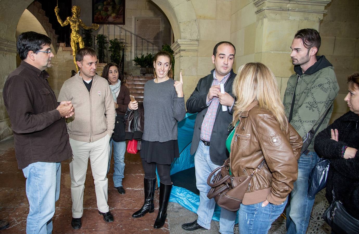 Stop Desahucios acampa en el Ayuntamiento de Alicante