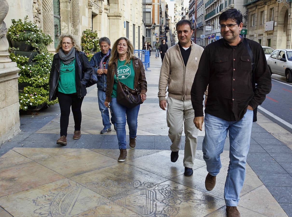 Stop Desahucios acampa en el Ayuntamiento de Alicante