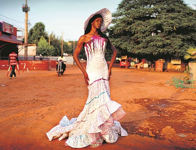 Coulibaly, autor también de este vestido, es uno de los talentos emergentes en Malí. Las autoridades confían en ellos para salir de la crisis.