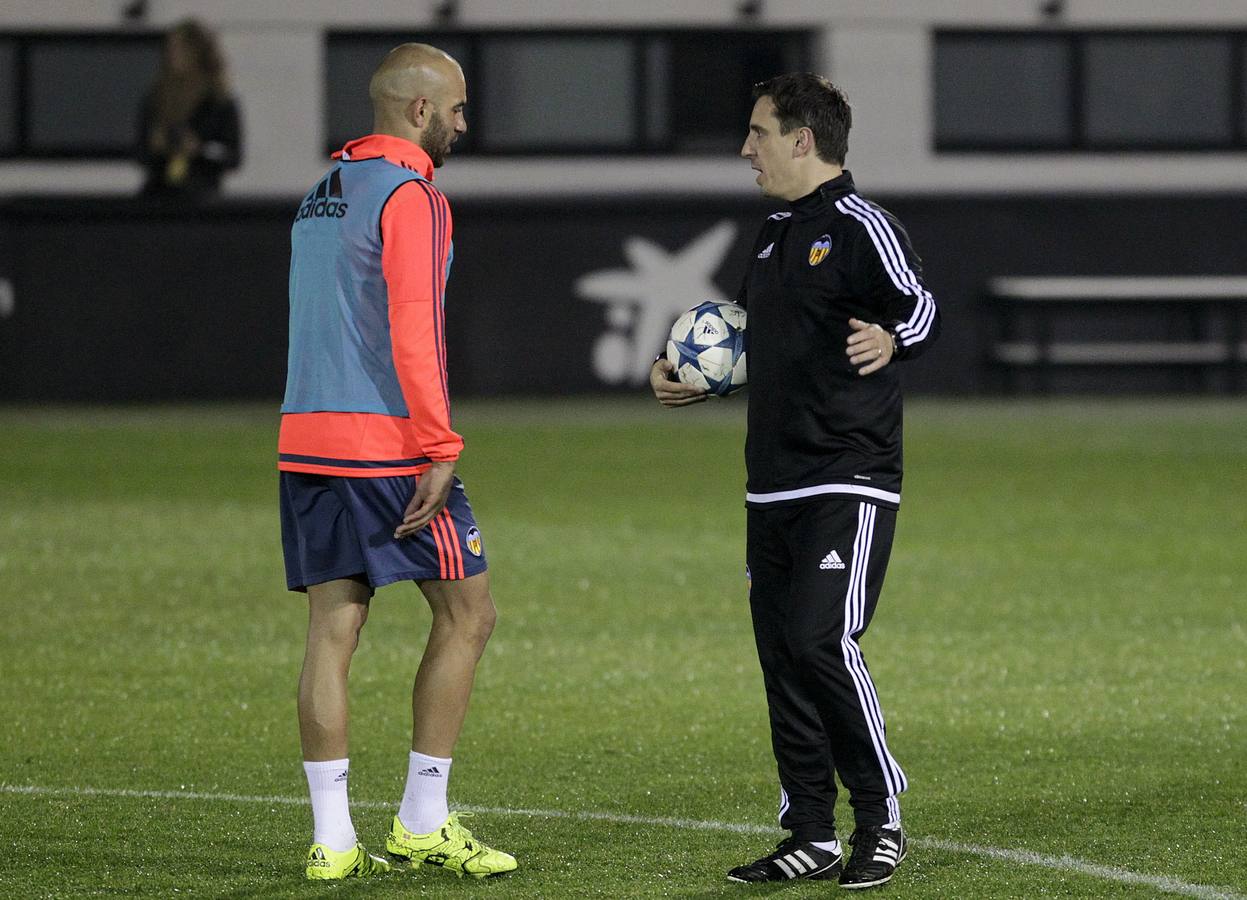 El primer entrenamiento de Gary Neville, en imágenes