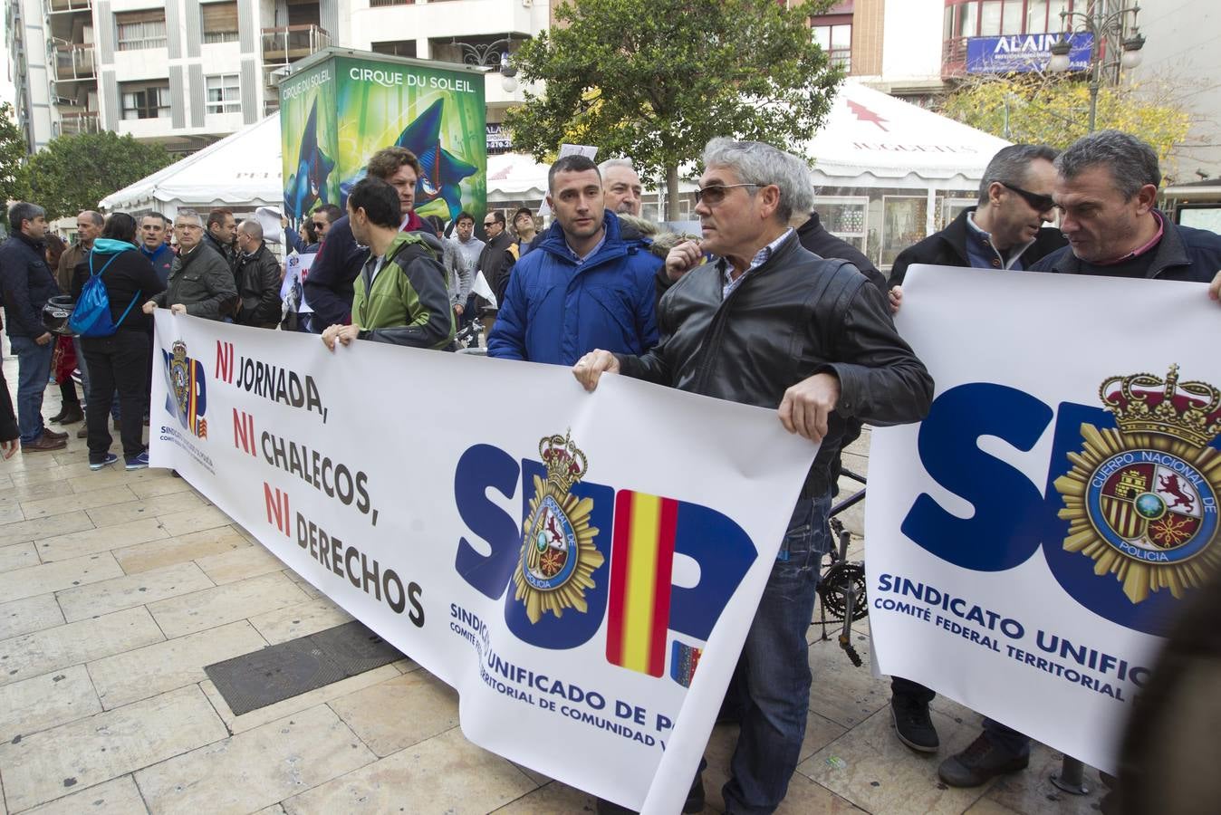 Concentración de policías nacionales frente a la delegación de gobierno