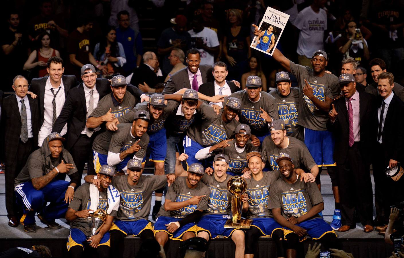 Los Golden State Warrios se coronan campeones de la NBA. Golden State Warriors se proclamó campeón de la NBA por cuarta vez en su historia al derrotar en la final al mejor de siete partidos a Cleveland Cavaliers (4-2) con Andre Tyler Iguodala designado como Jugador Más Valioso de las finales. El base Stephen Curry fue el MVP en la temporada regular. El equipo californiano conquistó el anillo al imponerse en el sexto partido en su cancha (105-97) dejando con la miel en los labios a la gran estrella LeBron James, que suma solo dos victorias, ambas con Miami Heat, en la seis finales de la NBA que ha disputado.