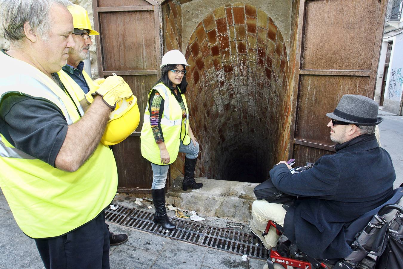 Espuch inspecciona el refugio de la plaza del Carmen para abrirlo al público