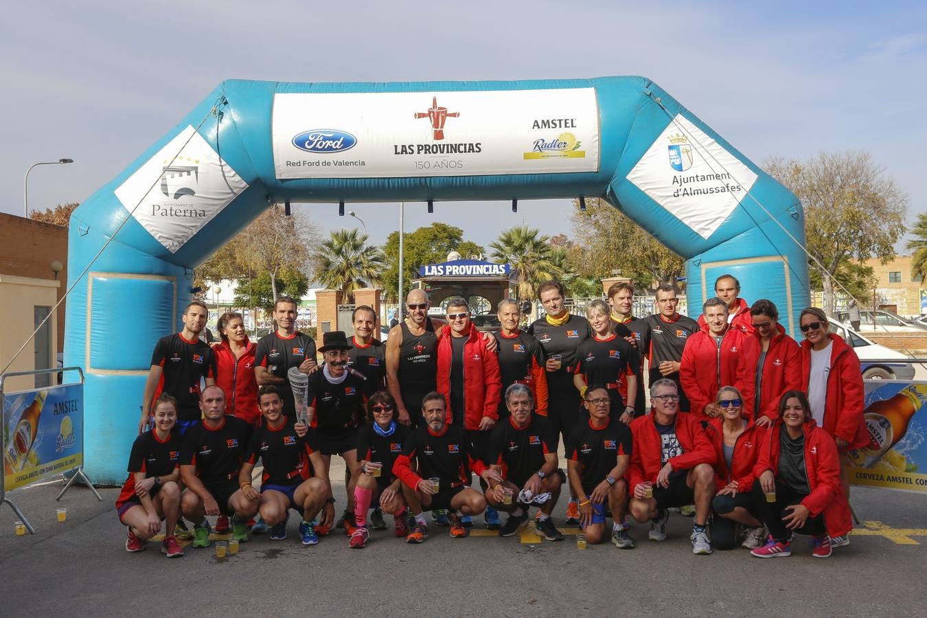 Meta. Participantes y organizadores de la vuelta por relevos, bajo el pórtico de llegada de la etapa de ayer, ante la sede de LAS PROVINCIAS en Vara de Quart.. 