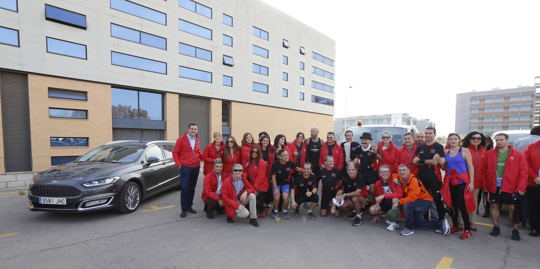 Foto de familia. Participantes en la vuelta por relevos, organizadores, atletas de la ‘15K’ y miembros de distintos departamentos de LAS PROVINCIAS posan durante la fiesta celebrada tras la prueba.. 