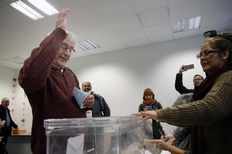 Los políticos votan en la Comunitat