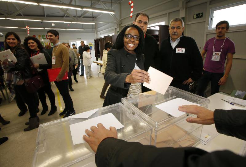 Los políticos votan en la Comunitat