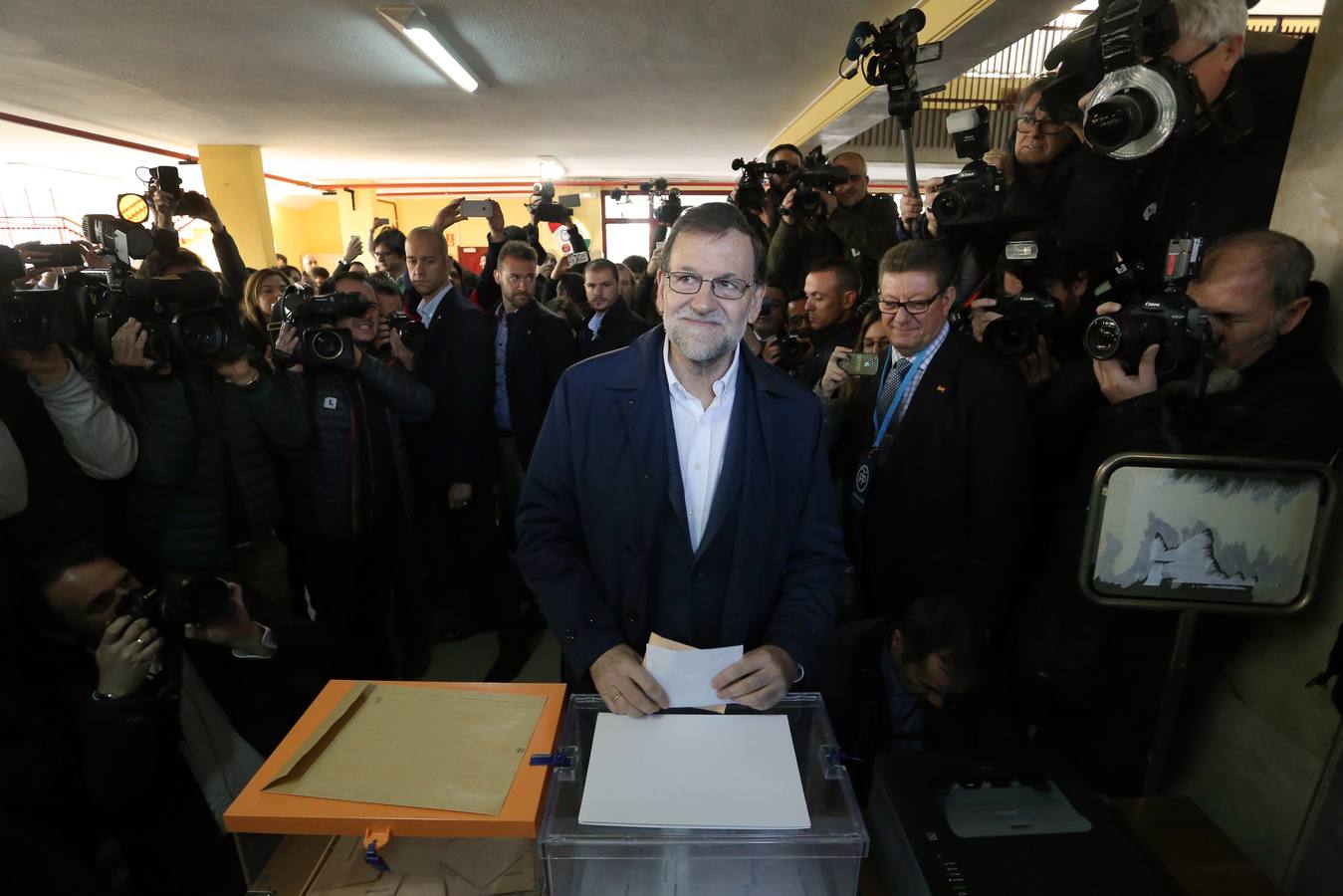 El presidente del Gobierno y candidato a la reelección por el PP, Mariano Rajoy, ejerce su derecho al voto en un colegio de Aravaca.