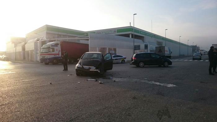 Un conductor se salta un stop y causa un choque con un herido en Massanassa