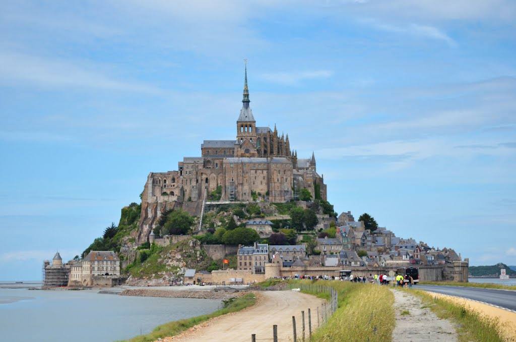 PALACIO REAL, ENREDADOS- MONTE SAINT-MICHEL, FRANCIA. 