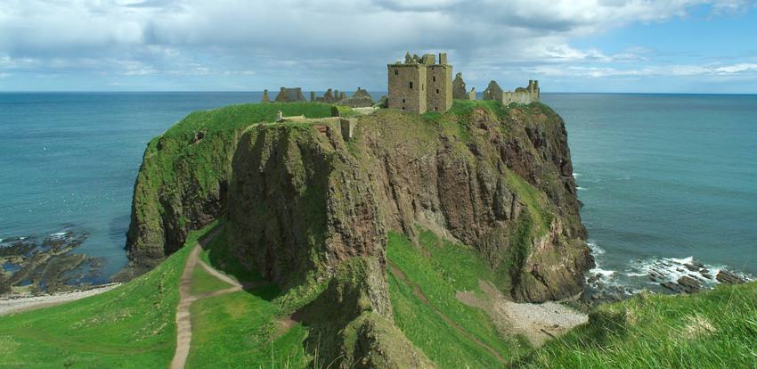 CASTILLO DUNBROCH, BRAVE- CASTILLO DUNNOTTAR, REINO UNIDO. 