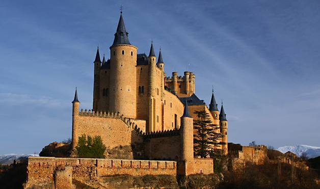 CASTILLO DE LA REINA, BLANCANIEVES- EL ALCÁZAR DE SEGOVIA. 