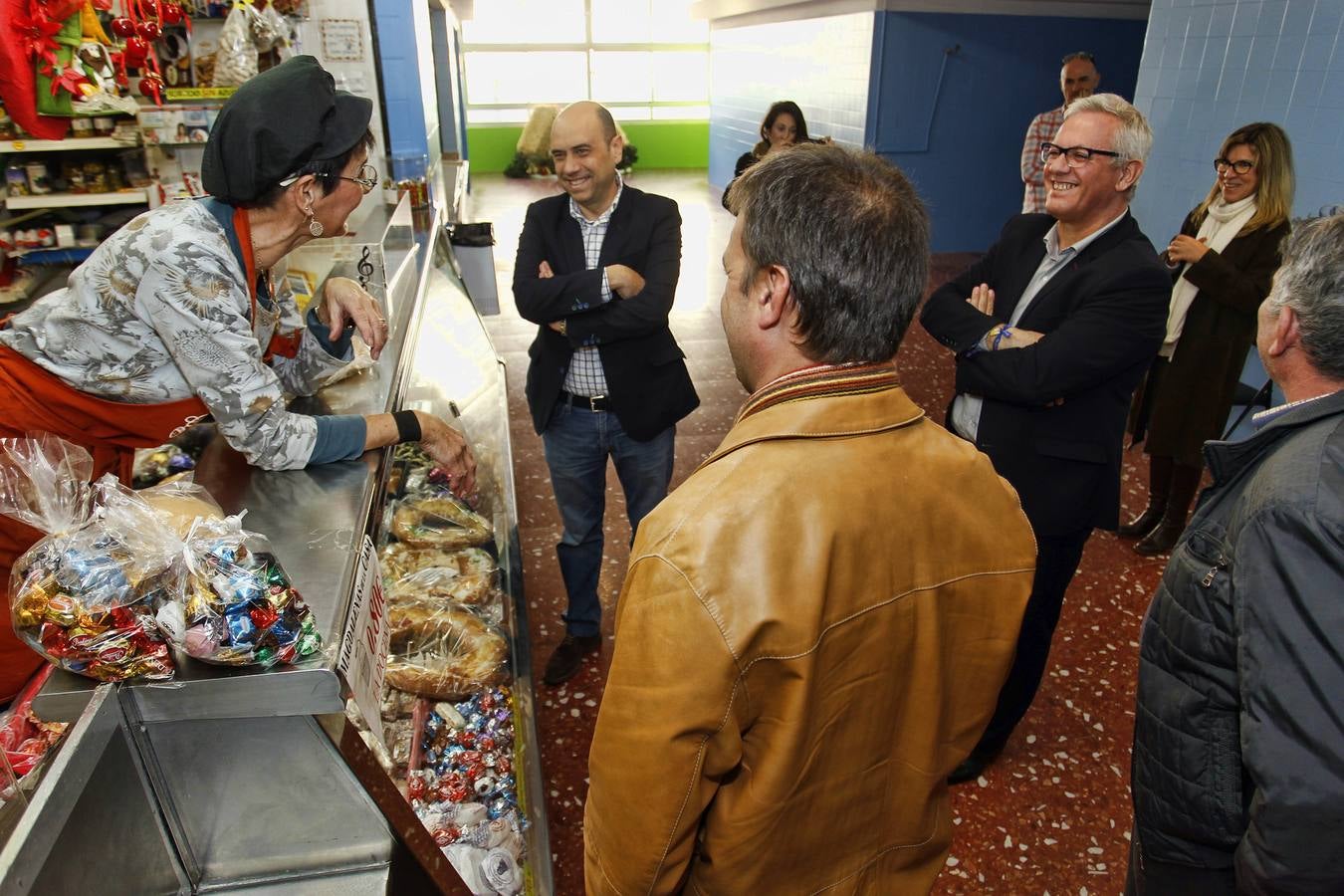 Echávarri visita las galerias de la plaza Argel