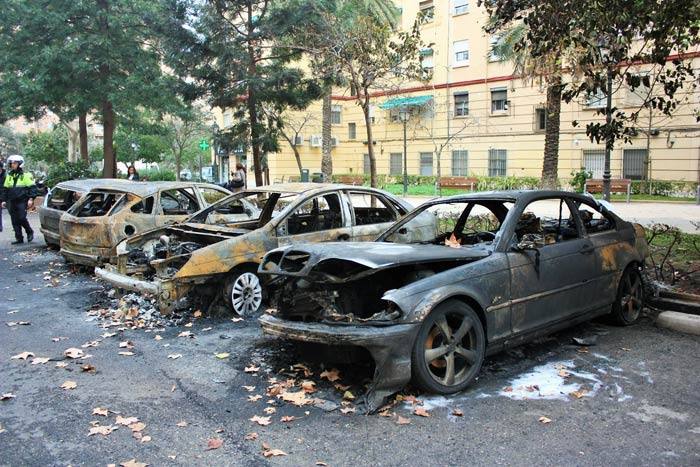 Arden diez vehículos en la calle Poeta Andrés de Valencia