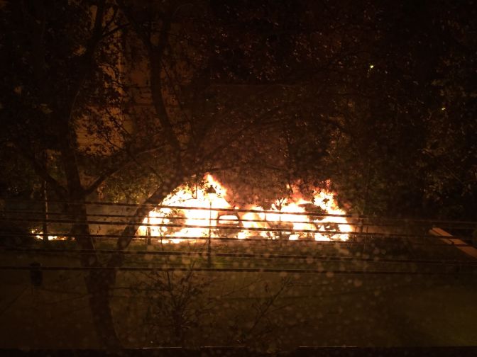 Arden diez vehículos en la calle Poeta Andrés de Valencia