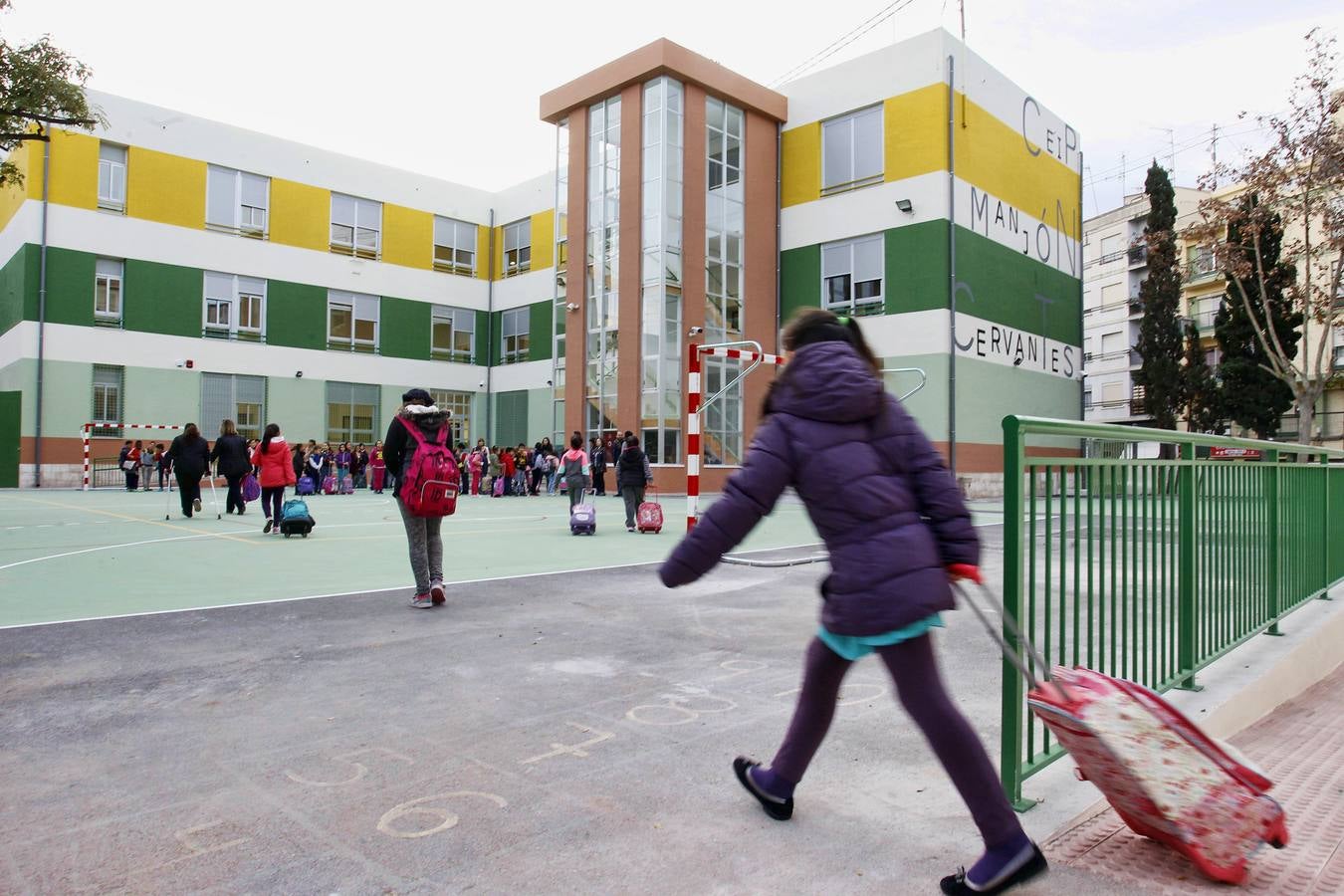 Los niños vuelven al colegio Manjón Cervantes tras siete años de &#039;exilio