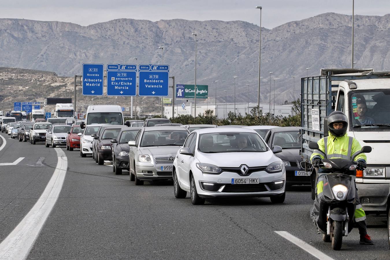 Un accidente provoca el vuelco de dos vehículos en la A-31 en Alicante