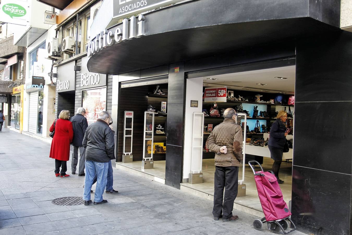 Primer domingo de cierre de establecimientos en Alicante