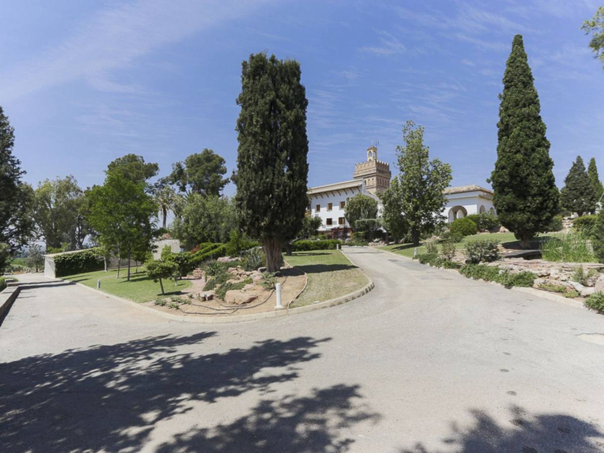 6. Finca en Serra. Superficie de la vivienda: 750 metros cuadrados. Parcela: 12.000 m2. Precio: 6 millones de euros.. 