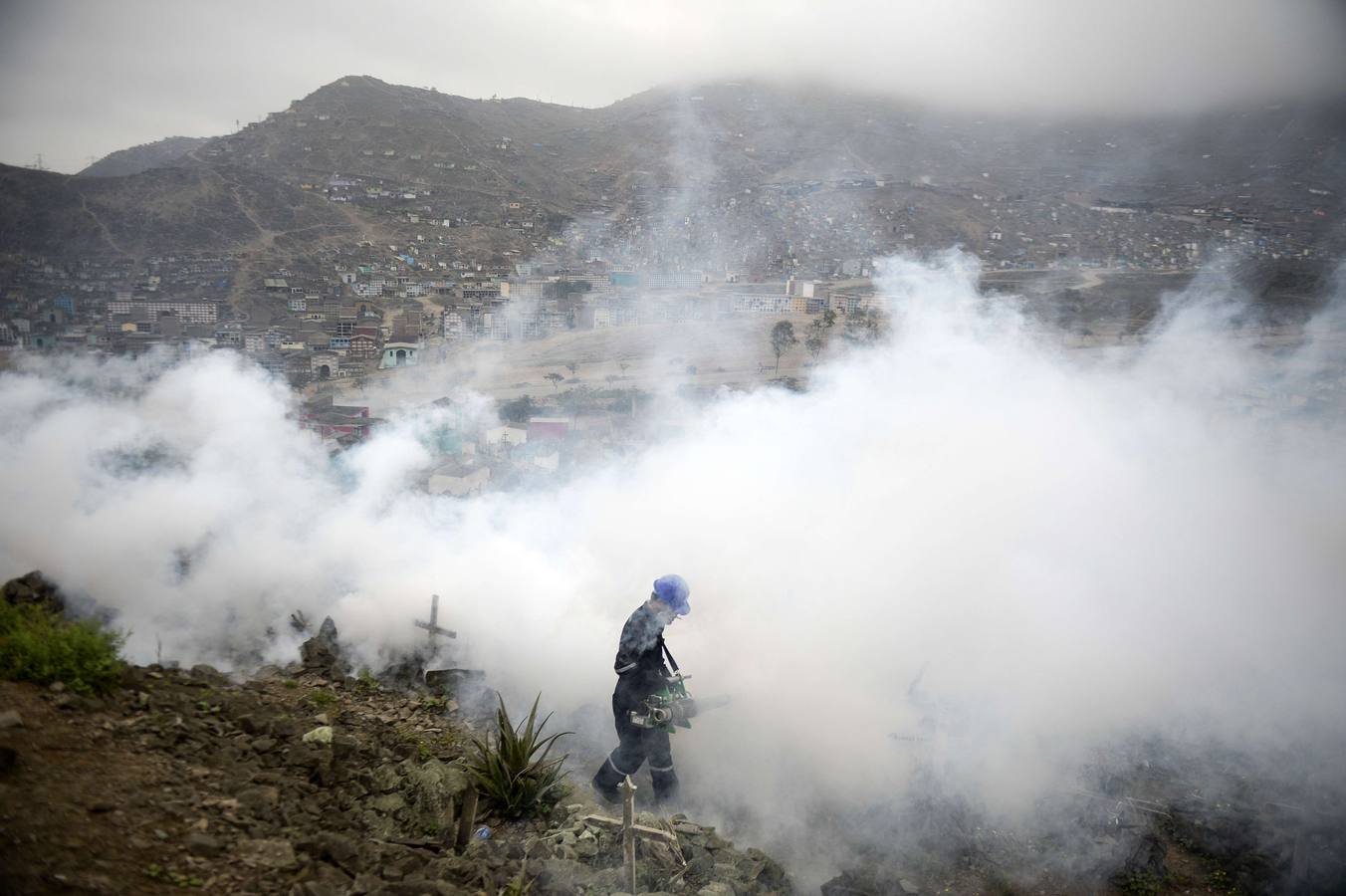 Así se fumiga un cementerio en Perú