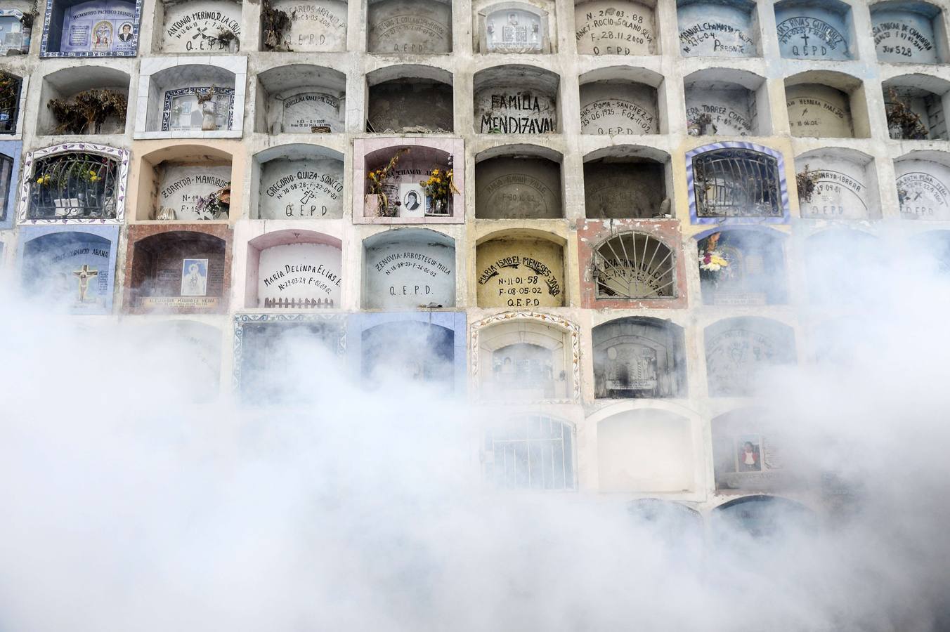 Así se fumiga un cementerio en Perú