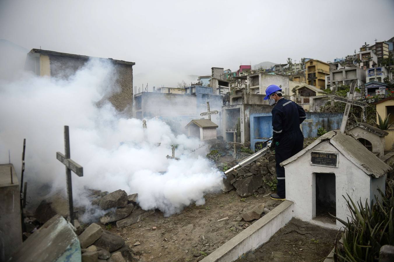 Así se fumiga un cementerio en Perú