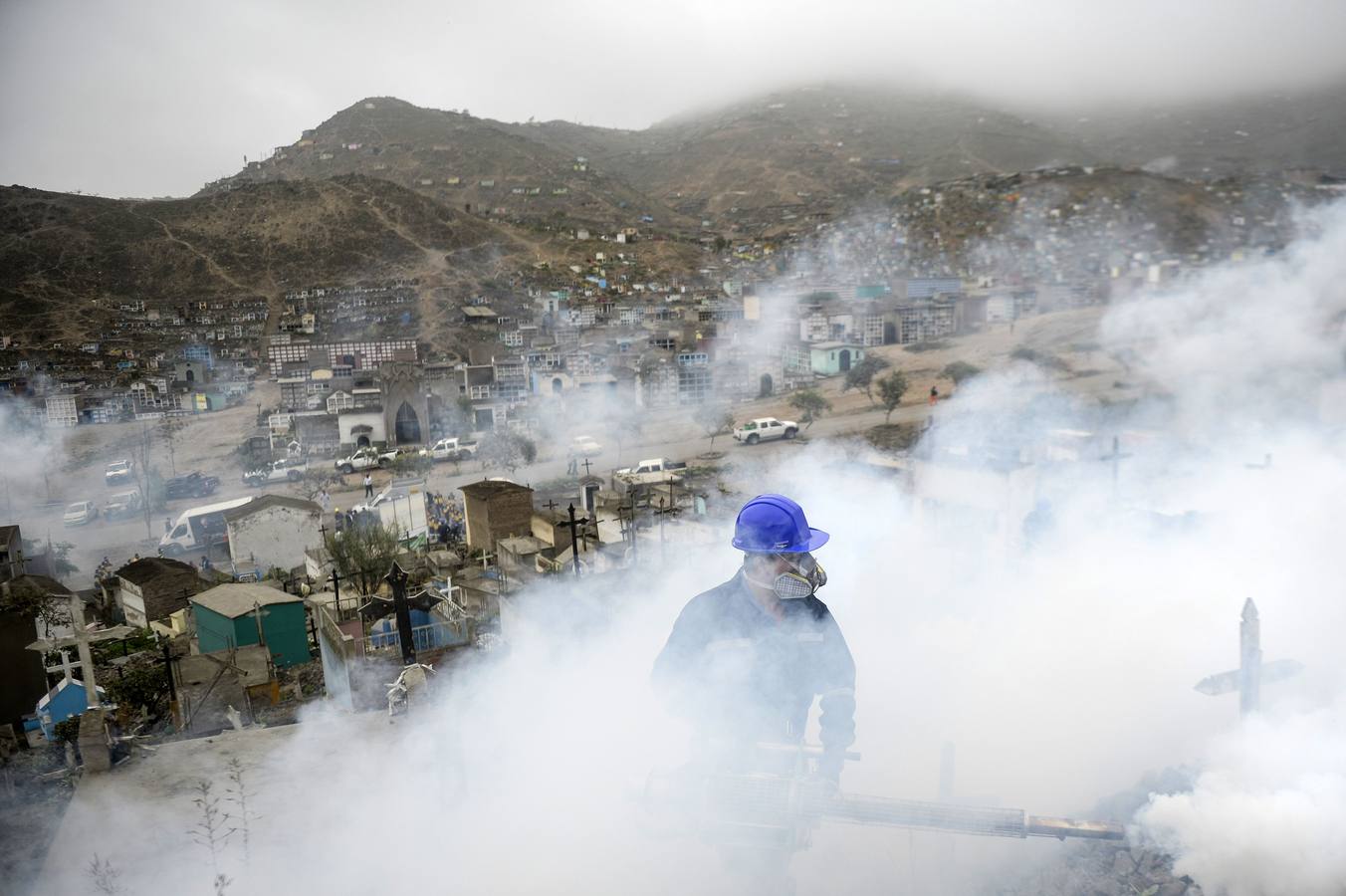 Así se fumiga un cementerio en Perú