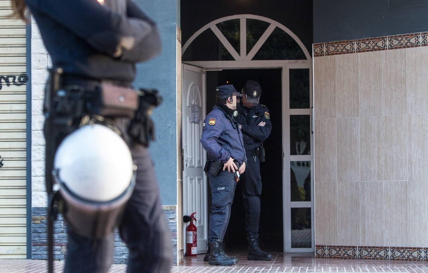 Un hombre se atrinchera con un cuchillo en su vivienda de Colonia de Santa Isabel