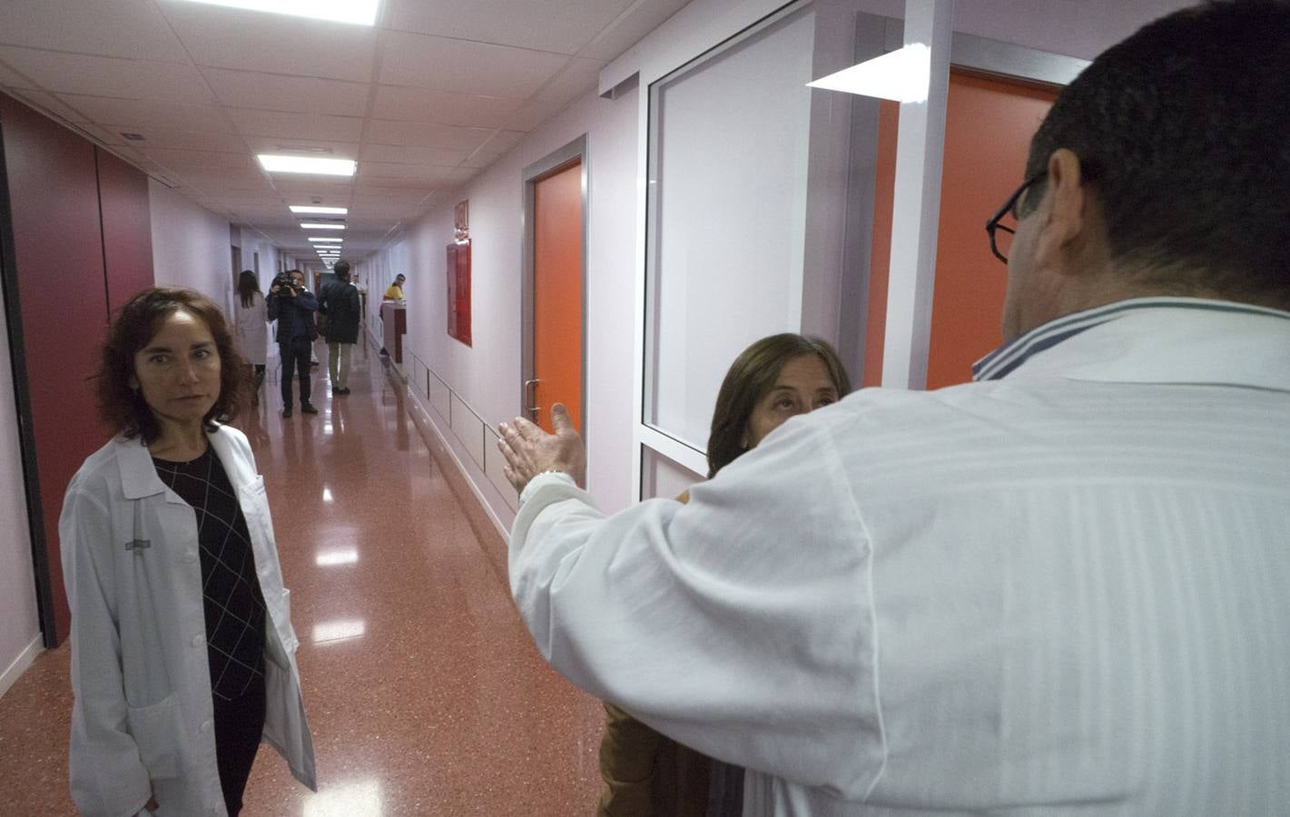 La secretaria autonómica, Dolores Salas, visita el Hospital de la Vega Baja por la ampliación de Urgencias